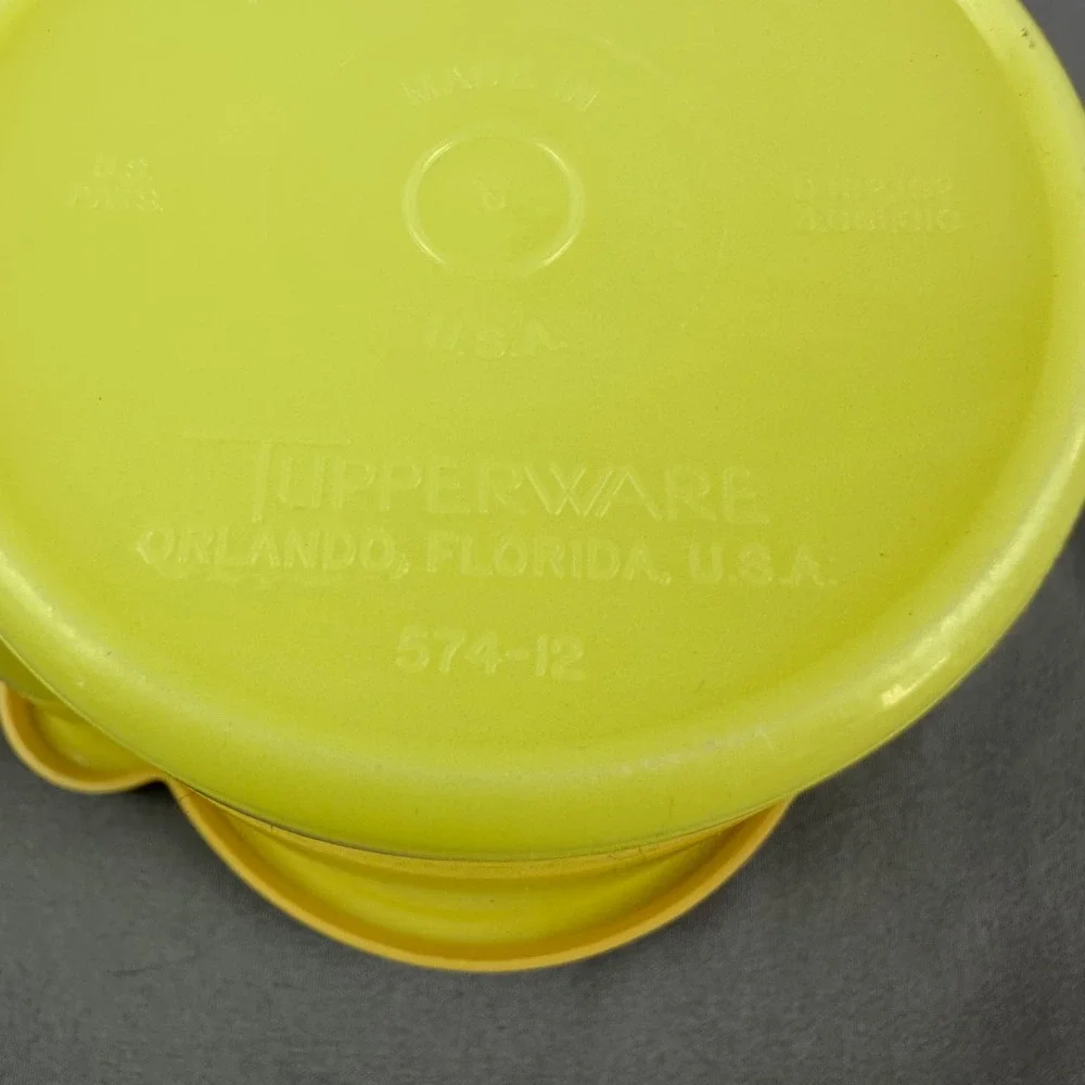 Tupperware creamer with‎ flip top, yellow